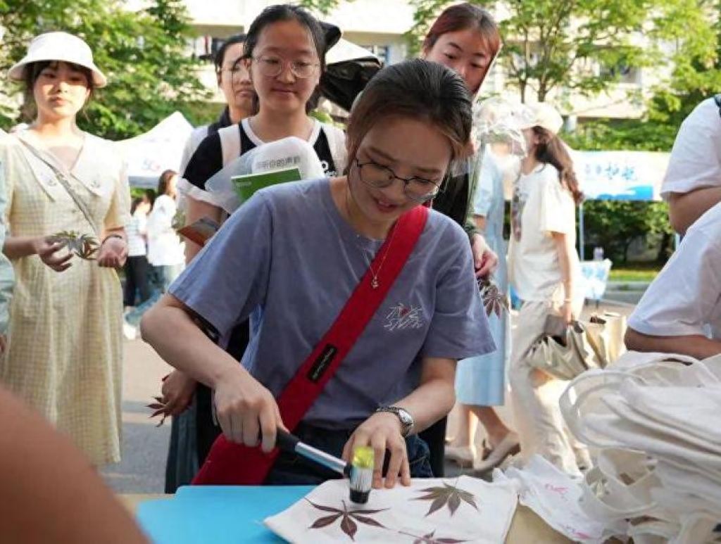 详细阅读:大学心理健康日火了:学生玩嗨了,专家也来了 大学心理健康日火了:学生玩嗨了,专家也来了